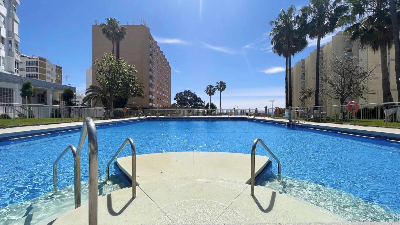 Pool And Beach In Benalmádena Exteriör bild
