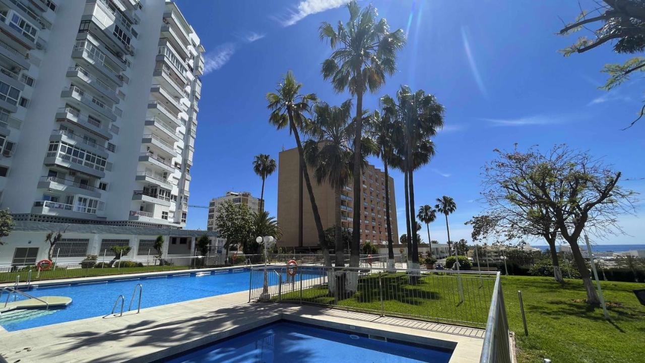 Pool And Beach In Benalmádena Exteriör bild